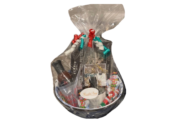 A basket of food and drinks in a bag.